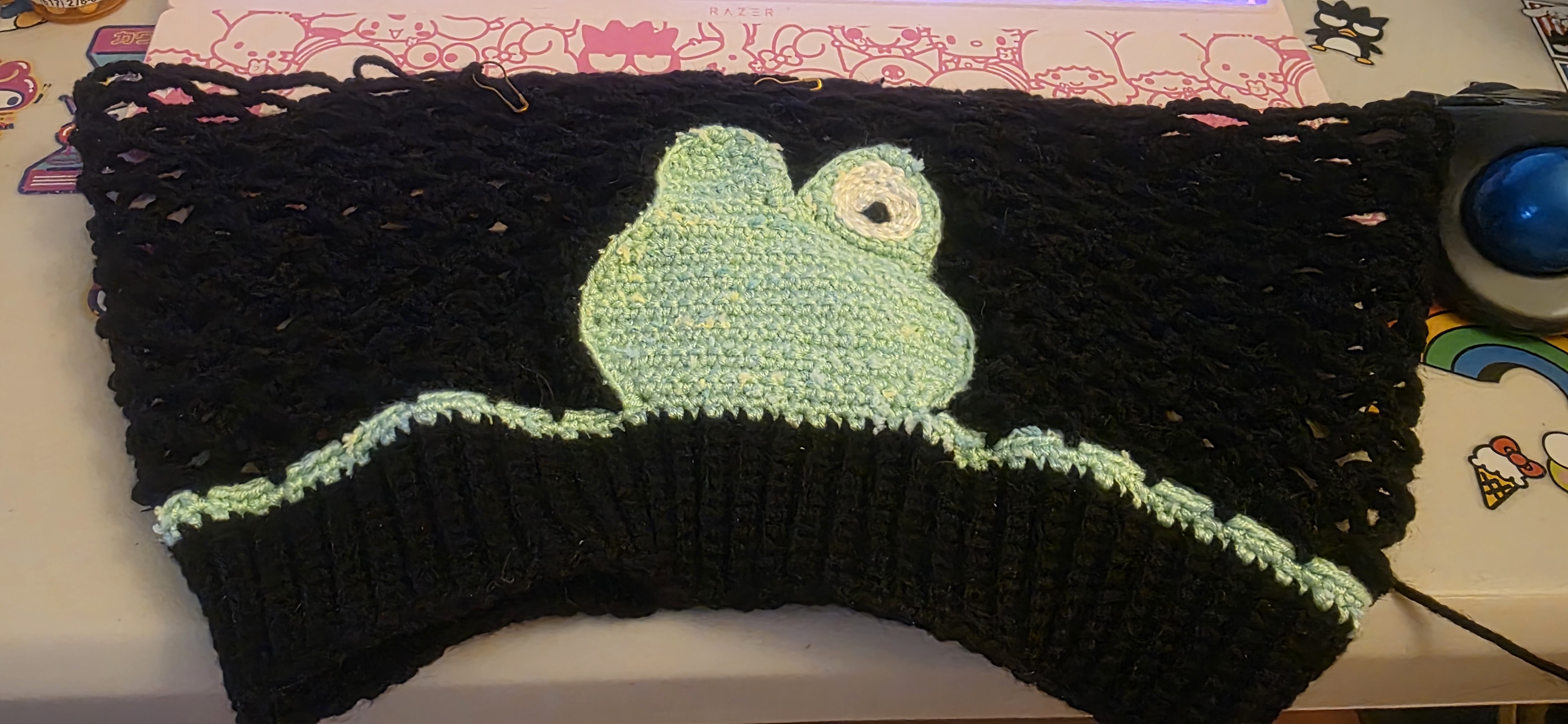 Frog-inspired Netted Slouch, Stitched Delights design.